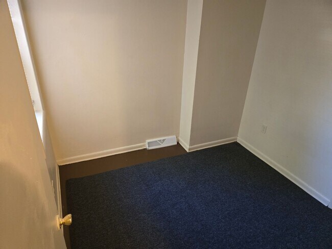 Building Photo - 3 Bedroom 1 Bathroom Townhouse