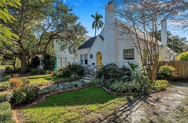 Building Photo - 316 18th Ave NE