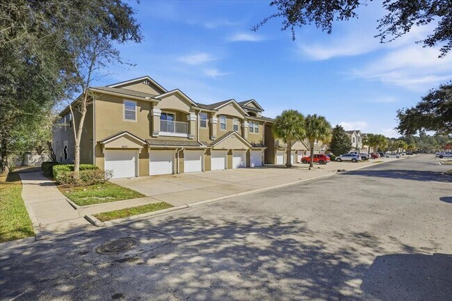 Building Photo - 605 Golden Lake Loop