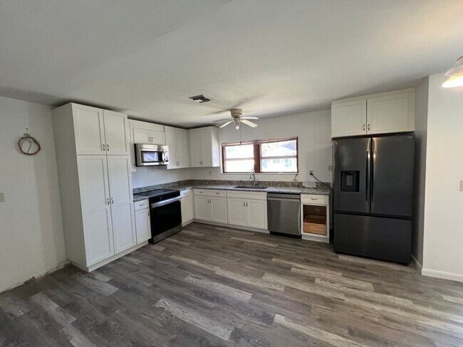 Building Photo - $1,450 ** Annual Lease (Includes Water/Electric/Lawn) * 1 Bedroom / 1 Bath * DUPLEX * Historic, D...