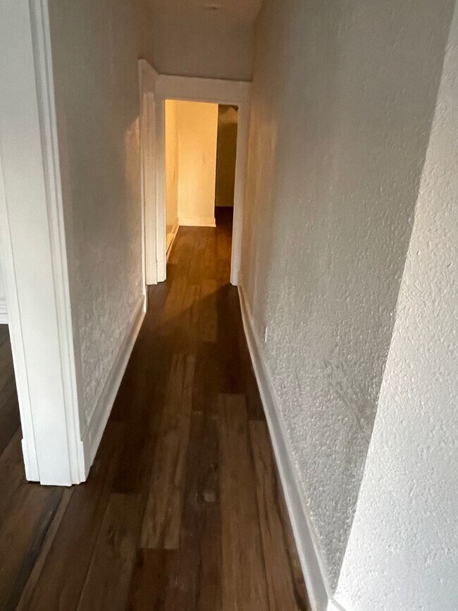 Building Photo - 820 7th St