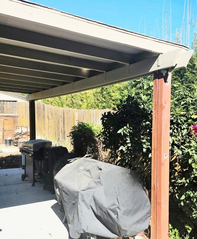 Building Photo - $5,500 - Beautiful 3BR/2BA Home on ? Acre ...