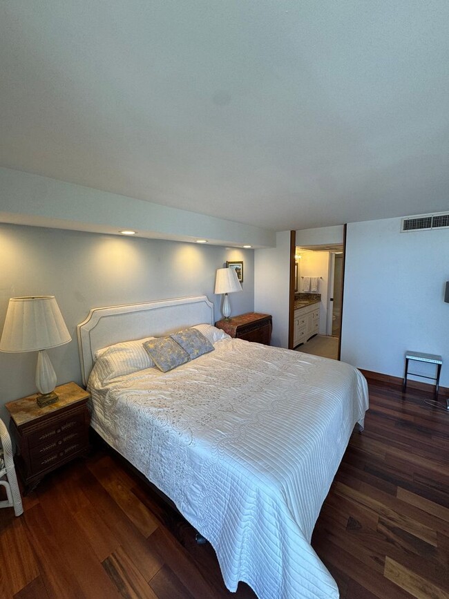 Building Photo - Luxury High-Rise Living with Panoramic Ocean Views at Yacht Harbor Towers