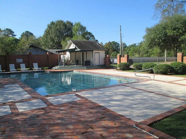 Building Photo - Townhome close to everything on Bayou Trace off Jackson St