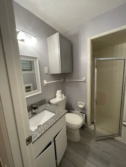 Master Bath - 2718 19th Ave N