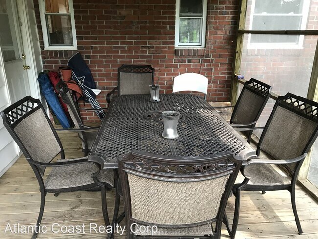 Building Photo - 3 br, 1 bath House - 520 Summers Drive