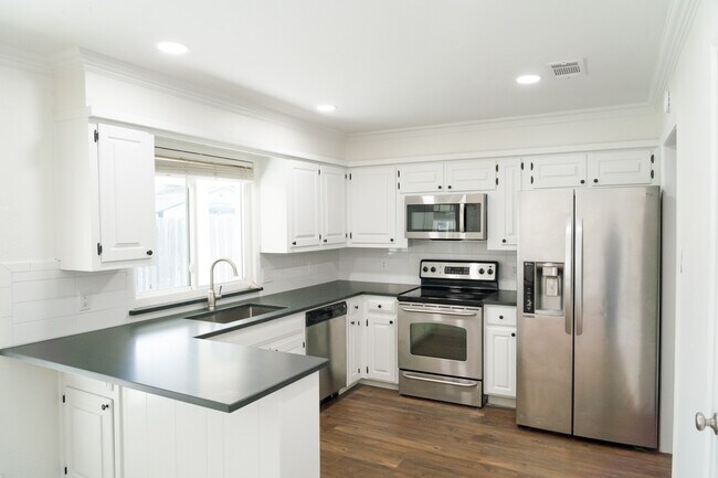 Building Photo - 2861 Panhandle Dr