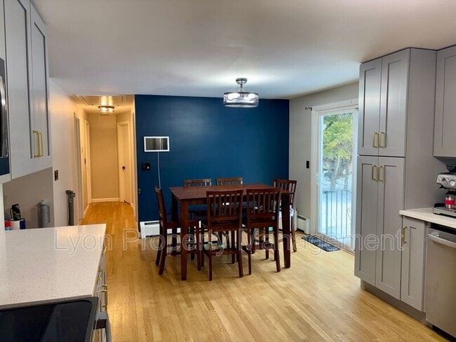 Building Photo - 128 Thurston St