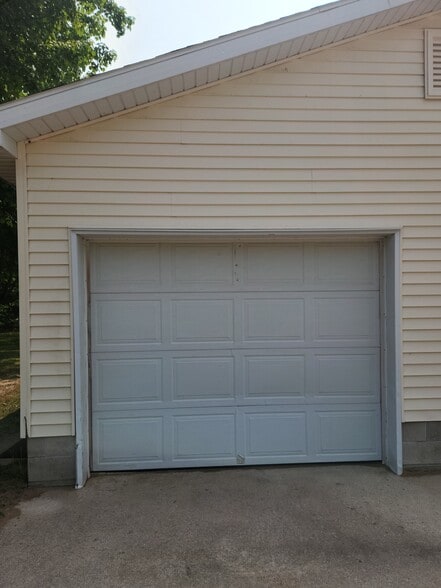 Garage - 4434 Manhattan W