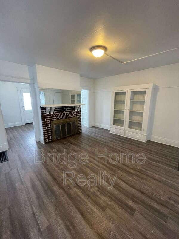 Building Photo - 136 S Spring Ave