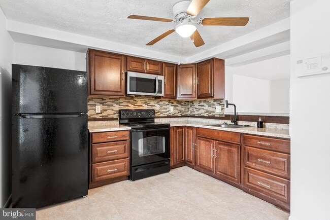 Building Photo - 15537 N Oak Ct