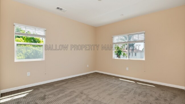 Building Photo - 1327 Holly Ave