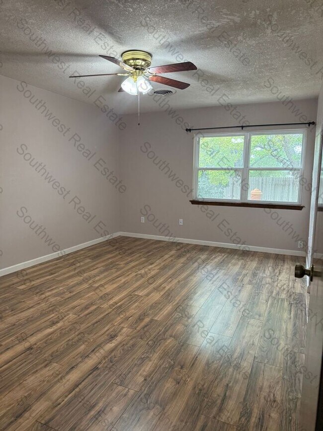 Building Photo - Beautiful 3 bedroom 2 bath brick home
