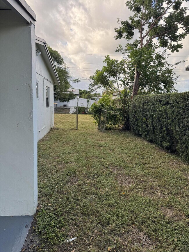 Building Photo - 2770 NW 25th St