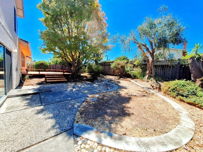 Building Photo - Spacious 4bd Tri-Level Home w/Central Heat...