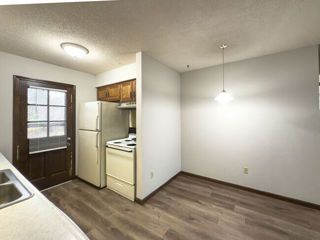 Building Photo - 2447-2447 E Heying Dr