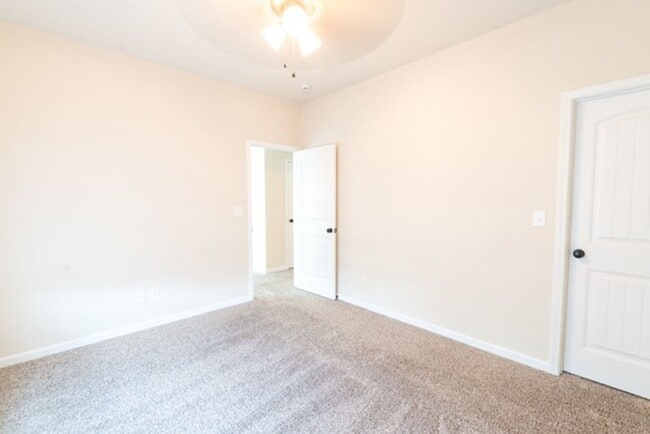 Building Photo - 3 Bedroom 2.5 Bath With Large Backyard