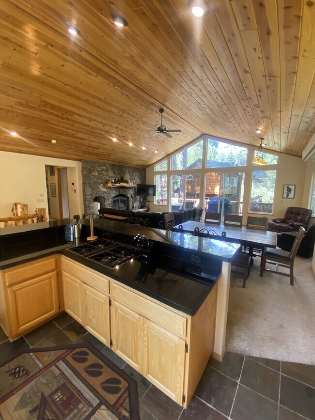 Building Photo - 2346 Highlands Dr