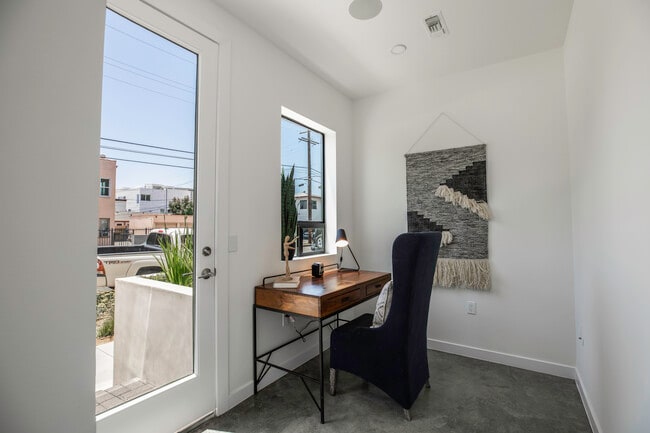 Building Photo - 1301 Tamarind Ave