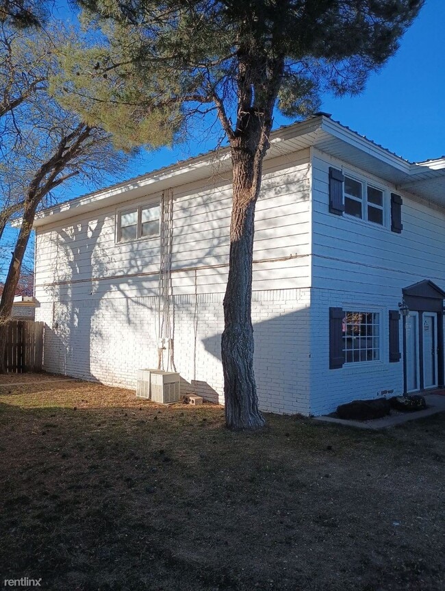 Building Photo - 3 br, 1.5 bath 4plex - 400 East 22nd Street 4