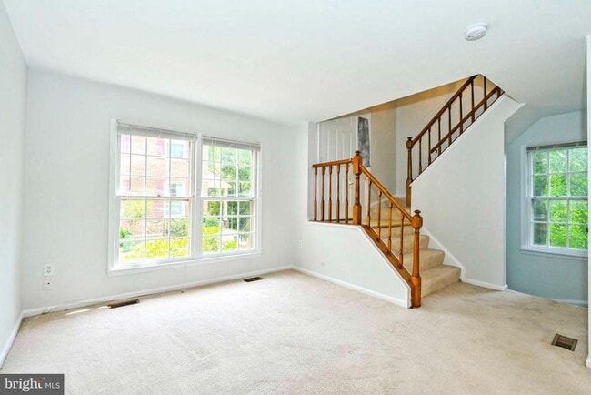 Building Photo - 2406 S Walter Reed Dr