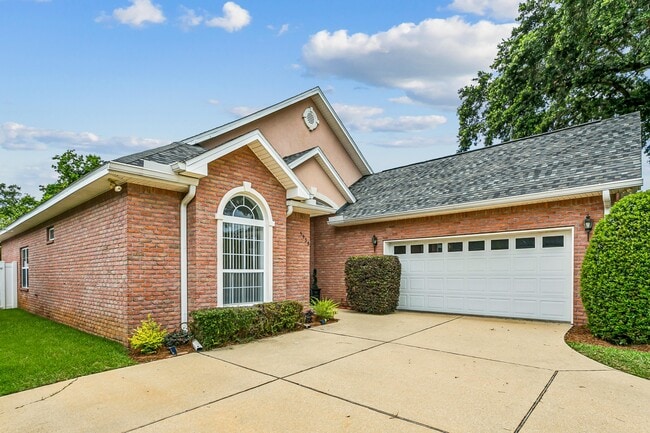 Building Photo - 5930 Hermitage Dr
