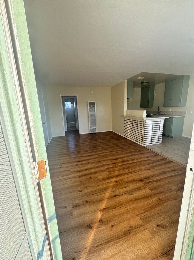 Building Photo - 1 BDRM, 1 Bath with Parking Space