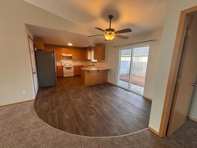 Building Photo - Spacious 3 Bedroom 2 bathroom Duplex