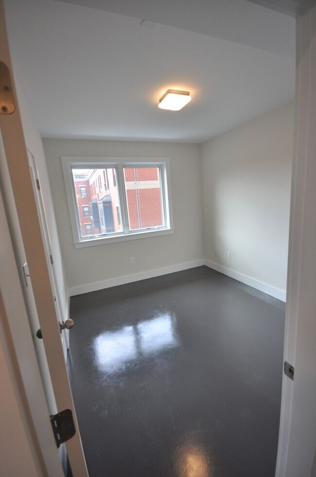 Building Photo - 2 Bedroom