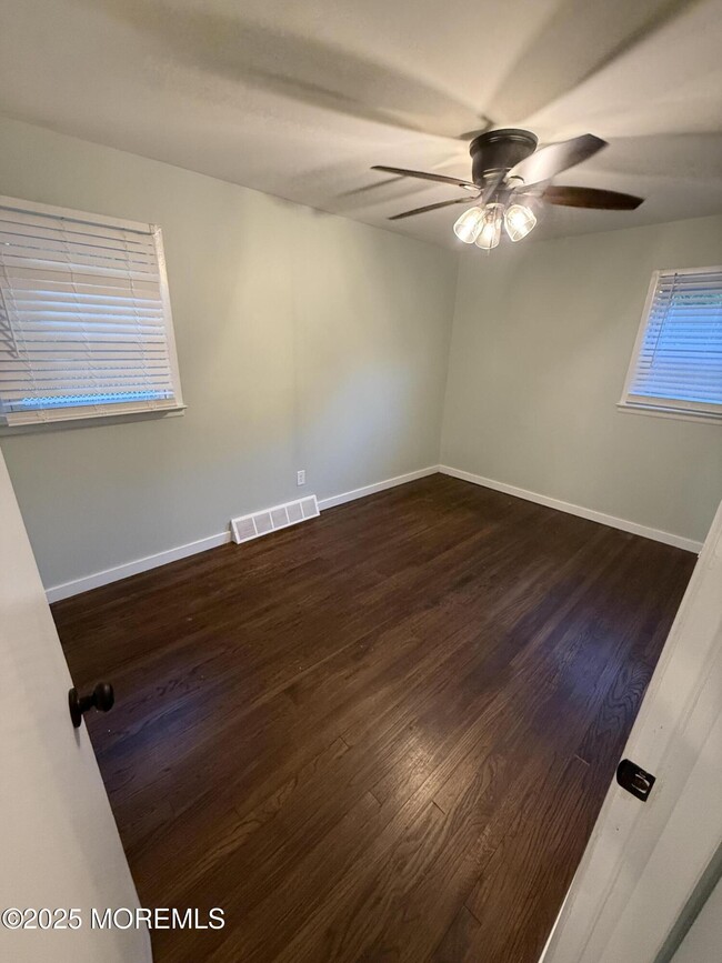 Building Photo - 203 Sunset Ln