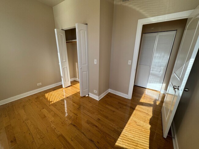 Building Photo - 6507 S Ingleside Ave