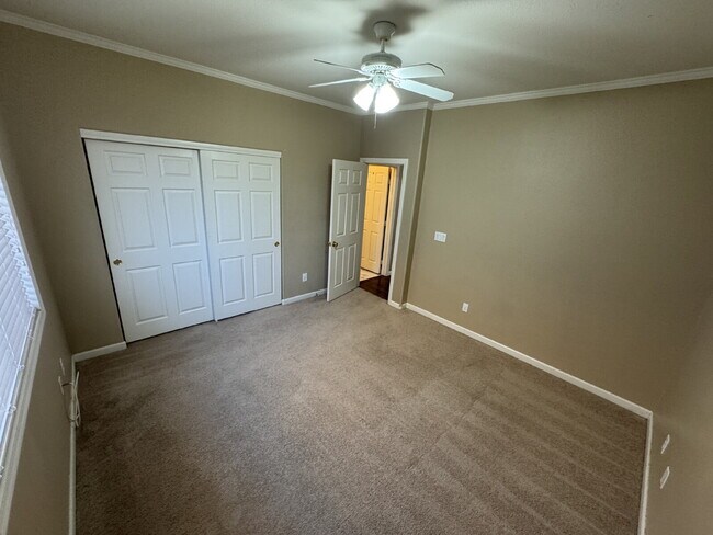 Building Photo - 3 BED, 2 bath, Single Story