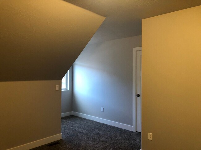Building Photo - Spacious 4-Bedroom Home with Bonus Room in Northern Cedar City
