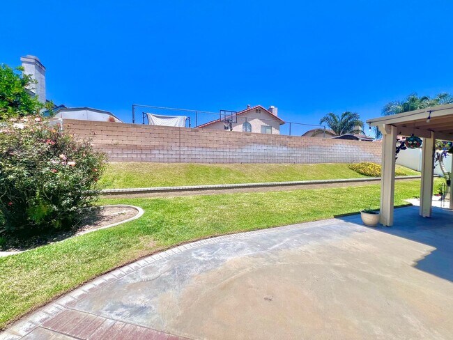 Building Photo - Spacious 5-Bed, 3-Bath Home in Rialto – Ve...