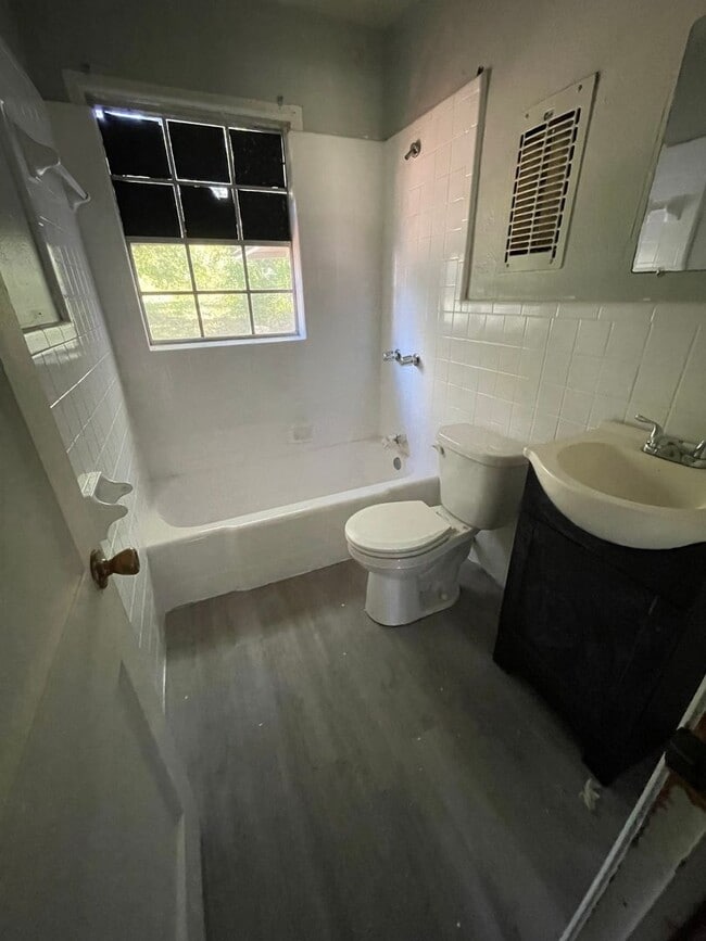 Building Photo - Cozy 2/1 Home