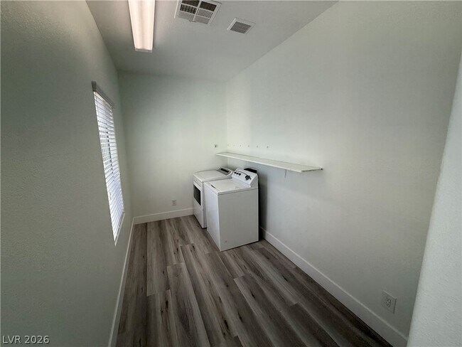 Building Photo - 5568 Jelsma Ave