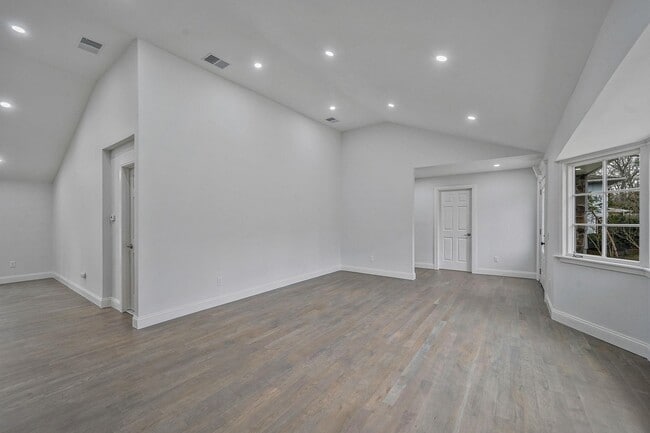 Building Photo - 257 Southlawn Ave
