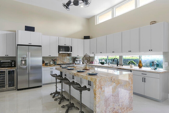 Building Photo - 2701 NE 2nd Ave