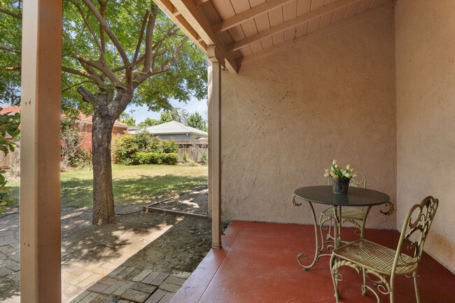 Building Photo - 805 W Sonoma Ave