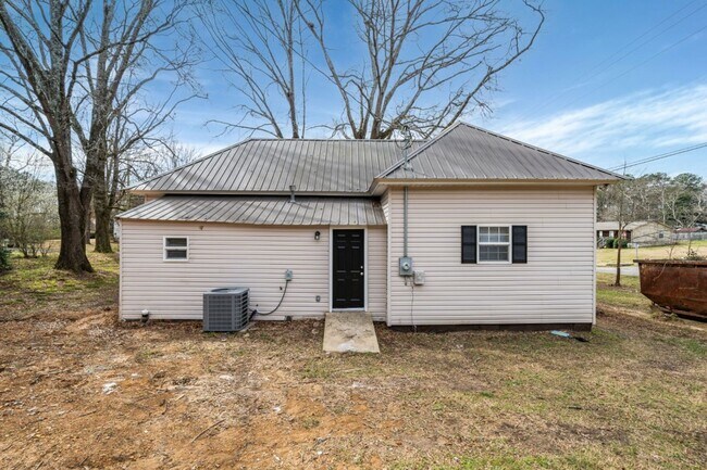 Building Photo - Super Cute & Super Clean 2-Bedroom Home in a Peaceful Bessemer Spot!