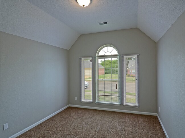 Building Photo - 3 Bed, 2 bath with over 2000 sq feet near Riverdale and Stateline Rd