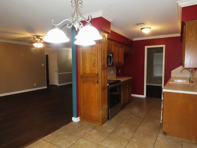 Building Photo - South Tyler! Lovely 3 Bedroom, 2 Bath House w/Garage