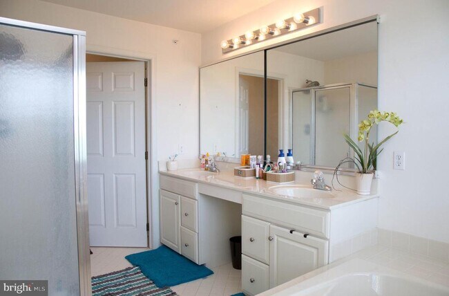 Building Photo - 211 Silverbell Ct