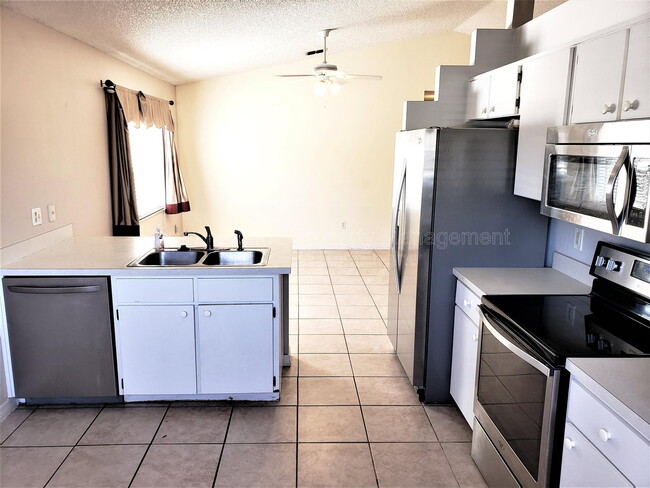 Building Photo - 2226 Justin Ave