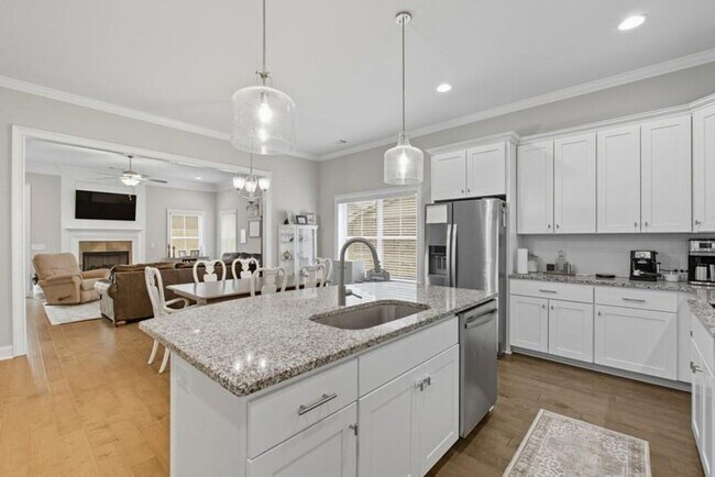Building Photo - Exceptional Home in Donahue Ridge!