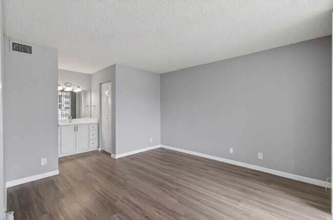 Building Photo - 714 Executive Center Dr