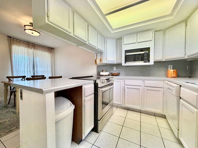 Building Photo - Spacious Townhome with 2 Kitchens, Huge Basement & 3 Full Bathrooms - Sandy, UT