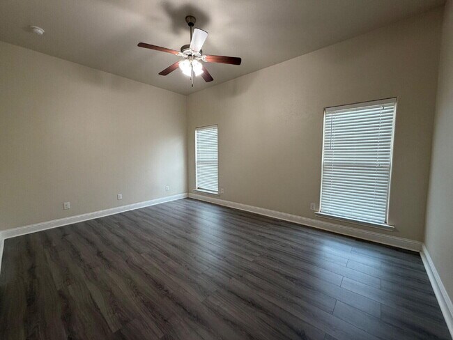 Building Photo - 9706 Ross Avenue