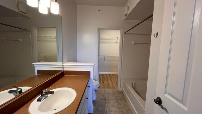 Building Photo - 2048 Alta Meadows Ln