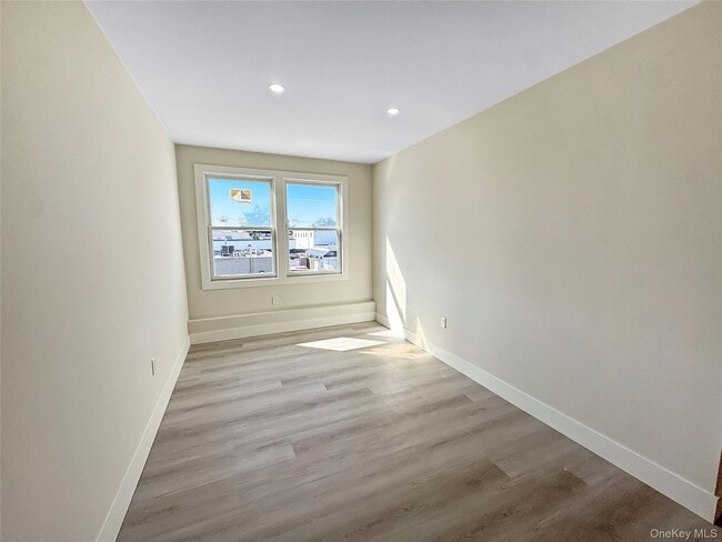 Building Photo - 110 Jericho Tpke